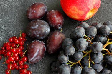 Koyu arka plan üzerine taze meyve çeşitli