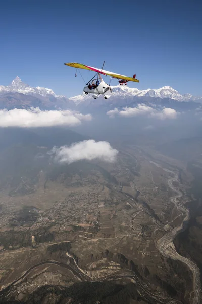 在尼泊尔的博克拉和布尔纳地区 超轻型飞机和三轮车飞过 Machapuchare — 图库照片