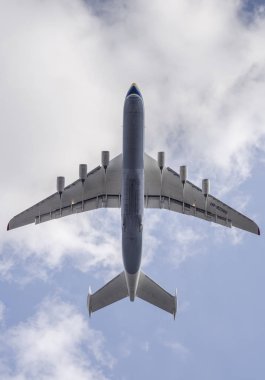 Antonov An-225 MRIYA uçak Kiev, Ukrayna Kyiv havaalanından alır. Bu kargo uçağı şimdiye kadar yapılmış en ağır uçağıdır. Bahar 2018