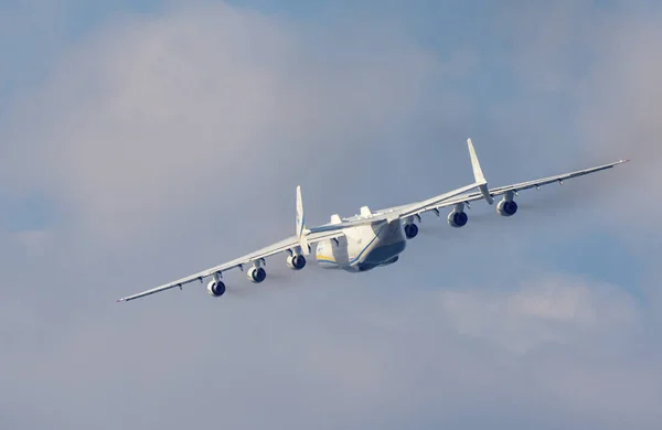 アントノフの 225 Mriya 航空機はウクライナ キエフのホストーメリ空港から離陸します この貨物機は史上最も重い航空機です 2018 — ストック写真