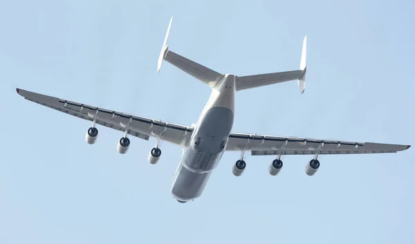 安东诺夫 225 Mriya 飞机从乌克兰基辅的 Gostomel 机场起飞 这架货机是有史以来最重的飞机 2018春季 — 图库照片