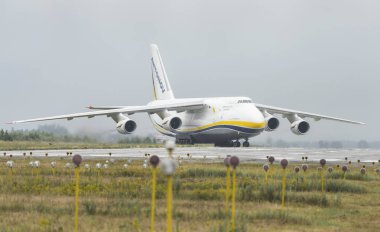 An-124-100m-150 Ruslan Ukrayna uçak kargo taşıyıcı Kyiv havaalanında Kiev, Ukrayna. Yaz 2018, Antonov uçaklar 