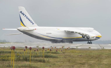 An-124-100m-150 Ruslan Ukrayna uçak kargo taşıyıcı Kyiv havaalanında Kiev, Ukrayna. Yaz 2018, Antonov kargo uçakları 