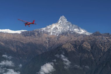 Pokhara ve Machapuchare Annapurna bölgesinde, Nepal Ultralight uçak uçar