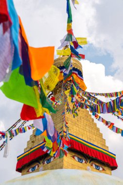 Boudhanath Stupa ve dua bayrakları Katmandu, Nepal 'de. Boudha Stupa 'nın Budist stupası dünyanın en büyük aptallarından biridir.