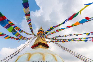 Boudhanath Stupa ve dua bayrakları Katmandu, Nepal 'de. Boudha Stupa 'nın Budist stupası dünyanın en büyük aptallarından biridir.
