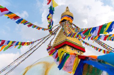 Boudhanath Stupa ve dua bayrakları Katmandu, Nepal 'de. Boudha Stupa 'nın Budist stupası dünyanın en büyük aptallarından biridir.