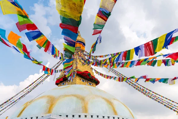 Boudhanath Stupa ve dua bayrakları Katmandu, Nepal 'de. Boudha Stupa 'nın Budist stupası dünyanın en büyük aptallarından biridir.