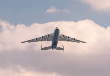 Antonov An-225 MRIYA uçak Kiev, Ukrayna Kyiv havaalanından alır. Bu dev kargo uçağı şimdiye kadar yapılmış en ağır uçağıdır. Yaz 2018