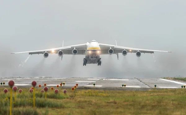 安东诺夫 225 Mriya 飞机从乌克兰基辅的 Gostomel 机场起飞 这架巨型货机是有史以来最重的飞机 2018夏季 — 图库照片