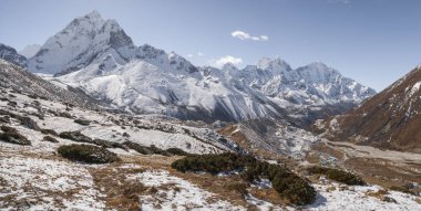 Ama Dablam tepe ya da zirve ve Himalayalar vadide Pheriche. Tırmanma ve Nepal'de trekking. Everest ana kampı trek