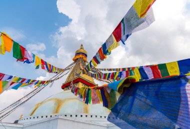 Boudhanath Stupa ve dua bayrakları Katmandu, Nepal 'de. Boudha Stupa 'nın Budist stupası dünyanın en büyük aptallarından biridir.