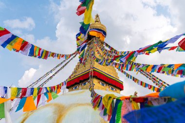 Boudhanath Stupa ve dua bayrakları Katmandu, Nepal 'de. Boudha Stupa 'nın Budist stupası dünyanın en büyük aptallarından biridir.