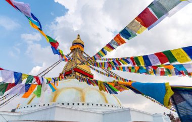 Boudhanath Stupa ve dua bayrakları Katmandu, Nepal 'de. Boudha Stupa 'nın Budist stupası dünyanın en büyük aptallarından biridir.