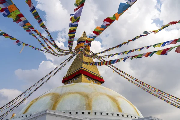 尼泊尔加德满都的 Boudhanath 博达哈佛塔的佛教佛塔是世界上最大的佛塔之一 — 图库照片