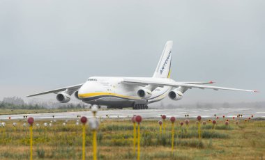An-124-100m-150 Ruslan Ukrayna uçak kargo taşıyıcı Kyiv havaalanında Kiev, Ukrayna. Yaz 2018, Antonov uçaklar