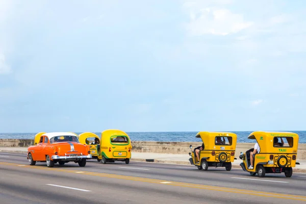 Taxi Régi Retro Hegyi Kubában Malecon Útszakaszon Rögzített — Stock Fotó