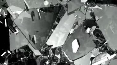 Siyah arka plan üzerine siyah beyaz görünümü kırık cam.