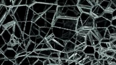 Küçük siyah arka plan üzerine kırık cam parçaları