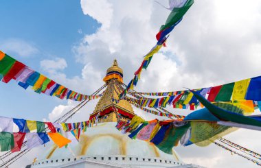 Boudhanath Stupa ve dua bayrakları Katmandu, Nepal 'de. Boudha Stupa 'nın Budist stupası dünyanın en büyük aptallarından biridir.