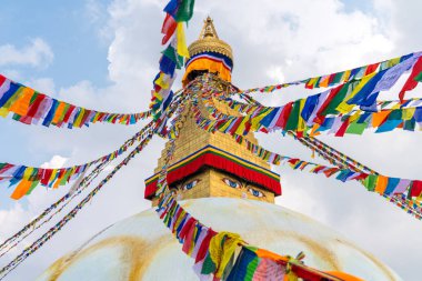 Boudhanath Stupa ve dua bayrakları Katmandu, Nepal 'de. Boudha Stupa 'nın Budist stupası dünyanın en büyük aptallarından biridir.