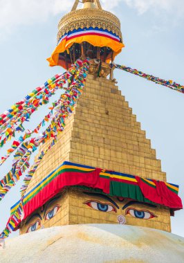 Boudhanath Stupa ve dua bayrakları Katmandu, Nepal 'de. Boudha Stupa 'nın Budist stupası dünyanın en büyük aptallarından biridir.