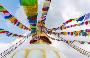 Boudhanath Stupa ve dua bayrakları Katmandu, Nepal 'de. Boudha Stupa 'nın Budist stupası dünyanın en büyük aptallarından biridir.