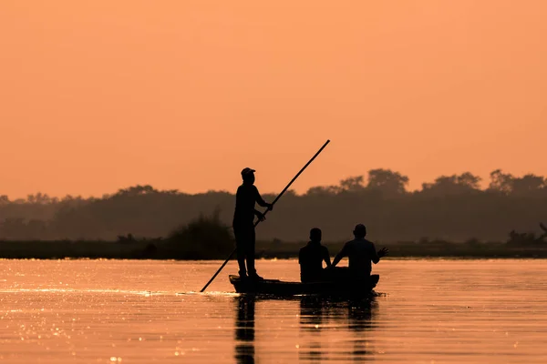 Men Boat River Silhouette Sunset Light — Stock Photo, Image