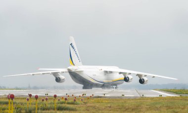 An-124-100m-150 Ruslan Ukrayna uçak kargo taşıyıcı Kyiv havaalanında Kiev, Ukrayna. Yaz 2018, Antonov uçaklar