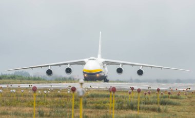 An-124-100m-150 Ruslan Ukrayna uçak kargo taşıyıcı Kyiv havaalanında Kiev, Ukrayna. Yaz 2018, Antonov uçaklar