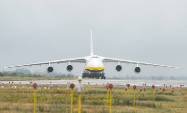 An-124-100m-150 Ruslan Ukrayna uçak kargo taşıyıcı Kyiv havaalanında Kiev, Ukrayna. Yaz 2018, Antonov uçaklar