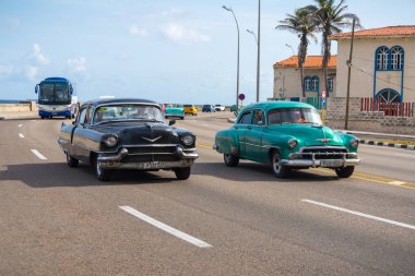 Havana, Küba'da turistler ile Retro taksi araçlar. Malecón karayolu üzerinde bahar 2018 yakalanan