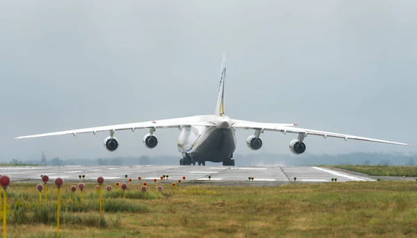 124 100M 150 Ruslan Ukrayna Uçak Kargo Taşıyıcı Kyiv Havaalanında — Stok fotoğraf