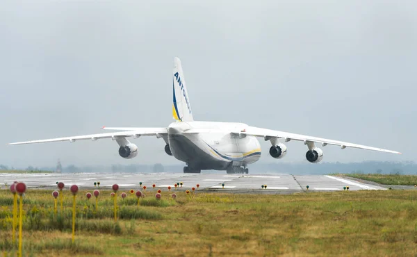 124 100M 150 鲁斯兰乌克兰飞机货物运输车在乌克兰基辅的 Gostomel 2018 安东诺夫飞机 — 图库照片