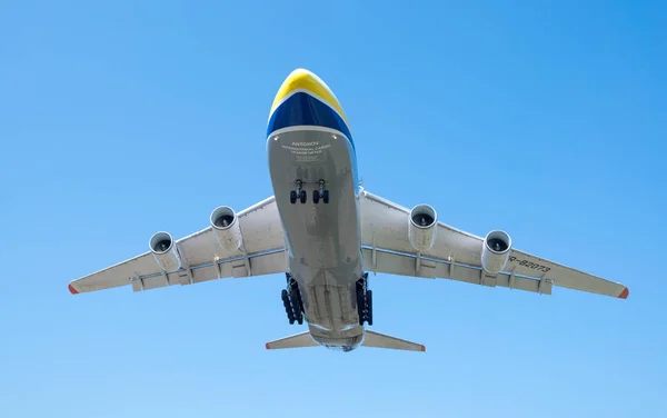 124 Ruslan Ουκρανικά Αεροσκάφη Διακτινιστής Φορτίου Προσγείωση Στο Αεροδρόμιο Της — Φωτογραφία Αρχείου