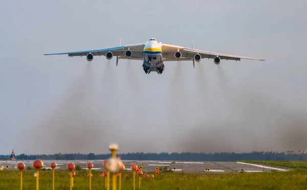 安东诺夫 225 Mriya 飞机从乌克兰基辅的 Gostomel 机场起飞 这架巨型货机是有史以来最重的飞机 2018夏季 — 图库照片