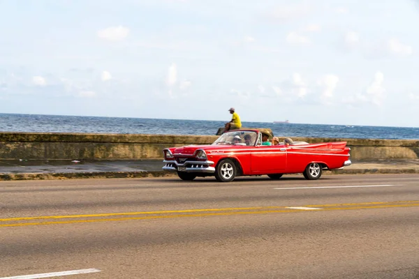 Piros Retro Taxi Autót Turisták Itt Havanna Kuba Malecon Útszakaszon — Stock Fotó