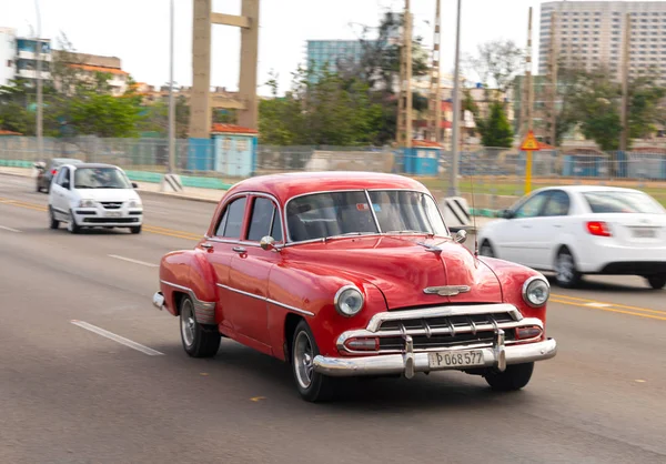 在古巴哈瓦那有游客的红色复古的士车 2018春季在马雷贡海滨大道巷道捕获 — 图库照片
