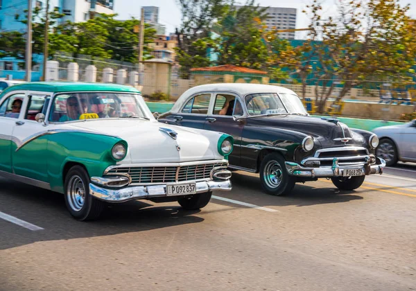 Veículos Táxi Retro Com Turistas Havana Cuba Capturado Estrada Malecon — Fotografia de Stock