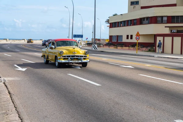 Yellow Retro Taxi Car Tourists Havana Cuba Captured Malecon Roadway — Stock Photo, Image