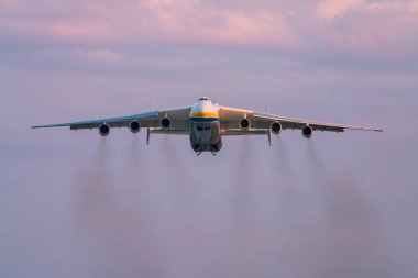 Antonov An-225 MRIYA uçak Kiev, Ukrayna Kyiv havaalanından alır. Bu dev kargo uçağı şimdiye kadar yapılmış en ağır uçağıdır. Yaz 2018