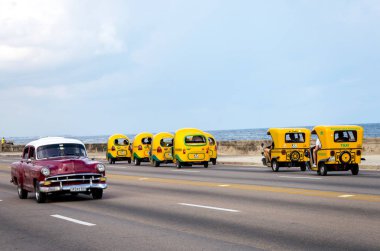Taksi ve Havana, Küba'da eski retro araba. Malecón karayolu üzerinde yakalanan