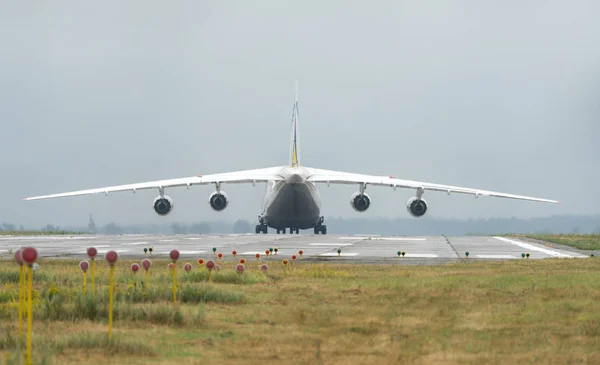 124 100M 150 Ruslan Ukrayna Uçak Kargo Taşıyıcı Kyiv Havaalanında — Stok fotoğraf