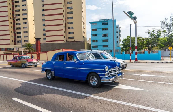 Régi Retro Taxi Autók Turisták Itt Havanna Kuba Malecon Útszakaszon — Stock Fotó