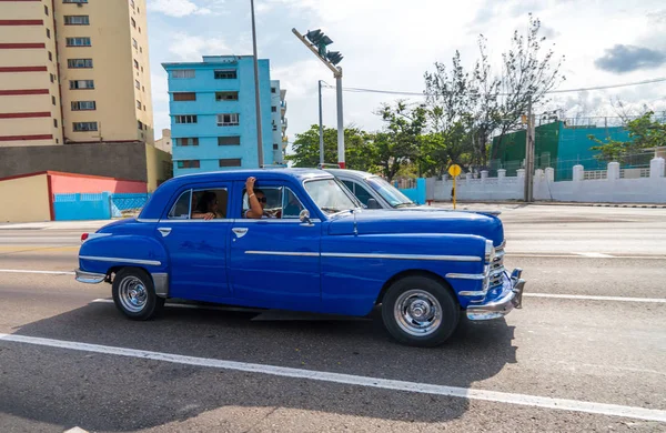 Régi Retro Taxi Autók Turisták Itt Havanna Kuba Malecon Útszakaszon — Stock Fotó