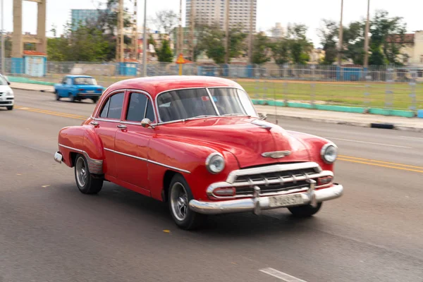 Röd Retro Taxi Bil Med Turister Havanna Kuba Fångas Malecon — Stockfoto