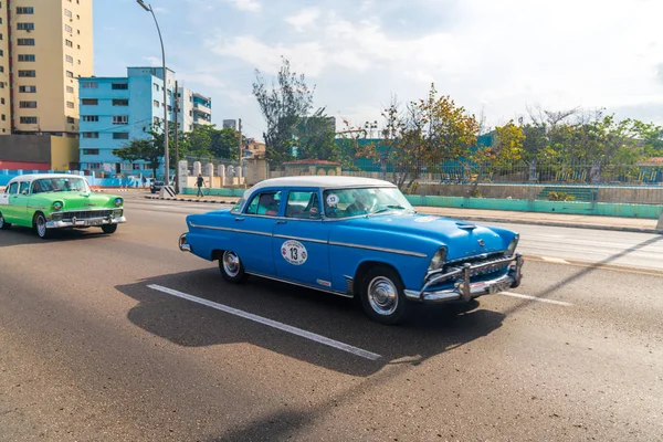 Veículos Táxi Retro Com Turistas Havana Cuba Capturado Estrada Malecon — Fotografia de Stock