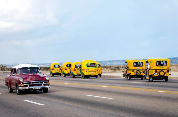 Taxi Régi Retro Hegyi Kubában Malecon Útszakaszon Rögzített — Stock Fotó