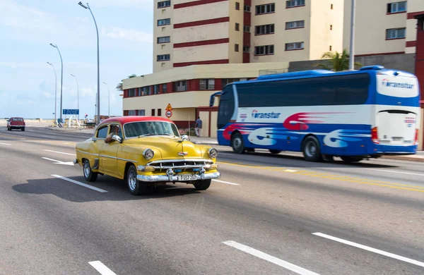 Carro Táxi Retro Amarelo Com Turistas Havana Cuba Capturado Estrada — Fotografia de Stock