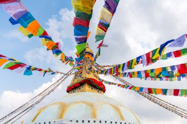 Boudhanath Stupa ve dua bayrakları Katmandu, Nepal 'de. Boudha Stupa 'nın Budist stupası dünyanın en büyük aptallarından biridir.